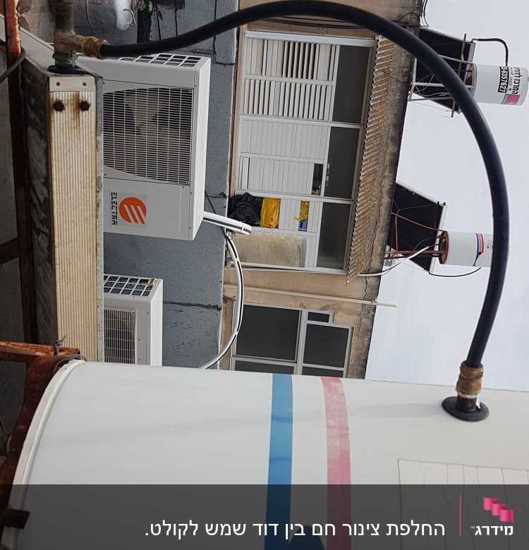 דוד שמש עם צינור מחובר על גג בניין